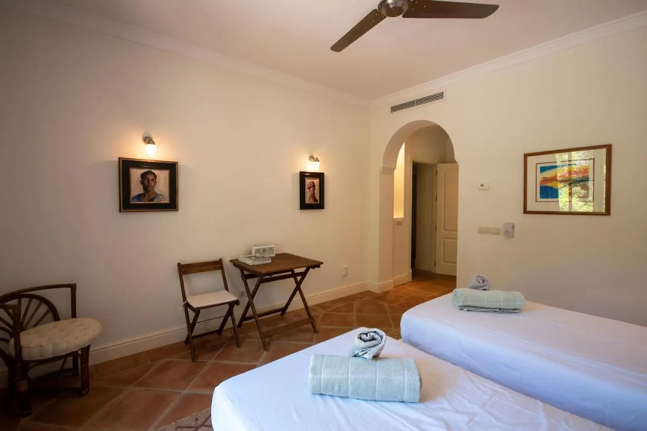 Disfruta De Privacidad Seguridad Y Naturaleza En La Zagaleta Benahavis Villa