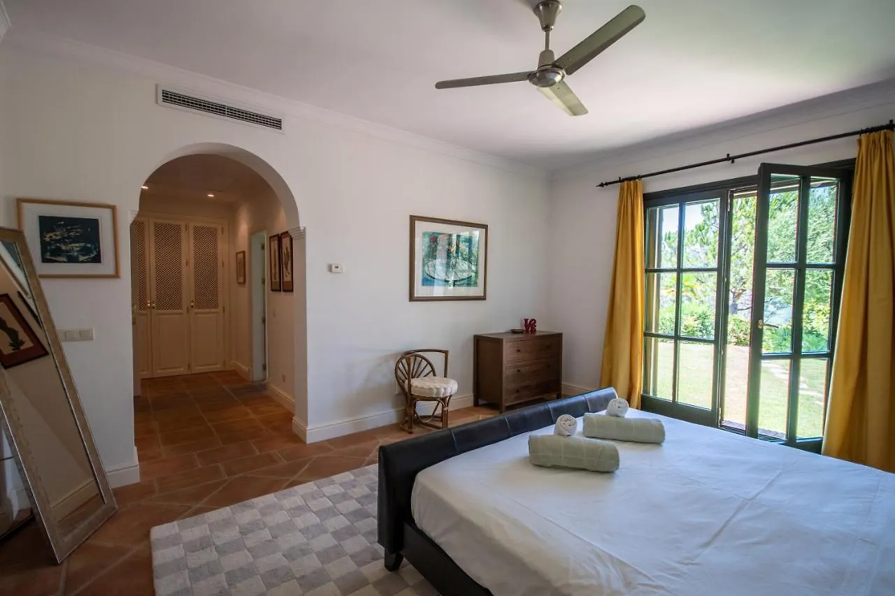 Disfruta De Privacidad Seguridad Y Naturaleza En La Zagaleta Benahavis Villa