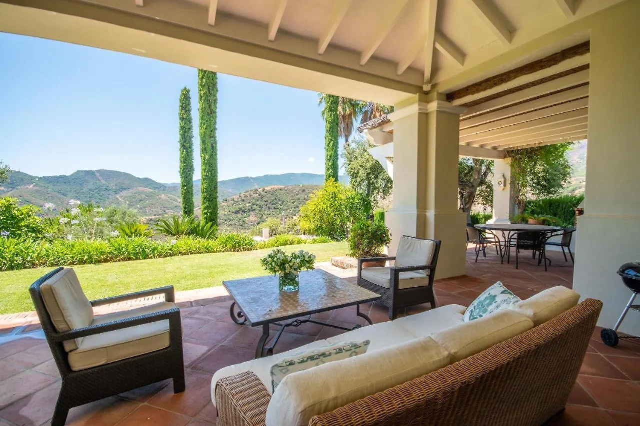 Disfruta De Privacidad Seguridad Y Naturaleza En La Zagaleta Benahavis Villa
