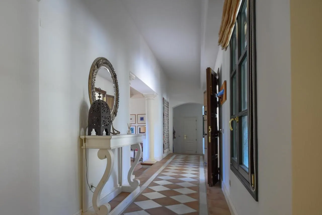 Disfruta De Privacidad Seguridad Y Naturaleza En La Zagaleta Benahavis Villa