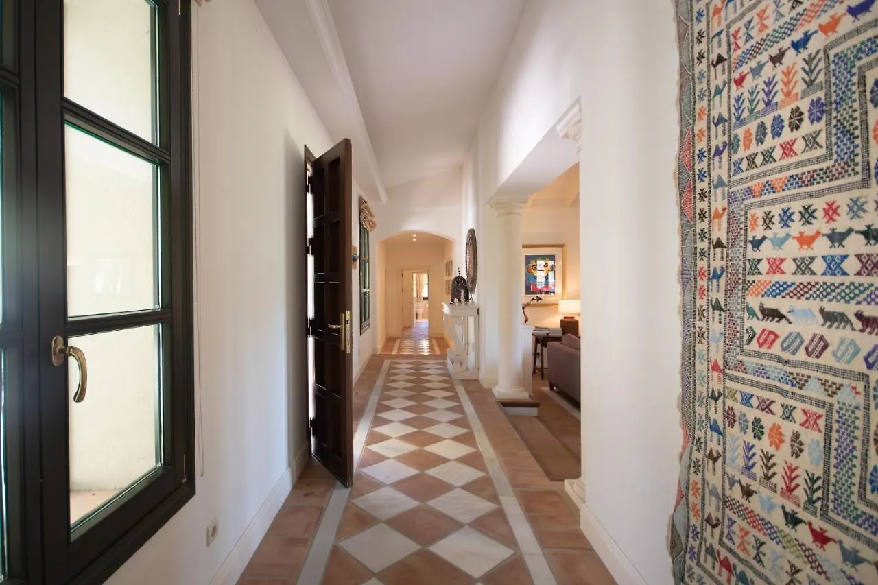 Disfruta De Privacidad Seguridad Y Naturaleza En La Zagaleta Benahavis Villa
